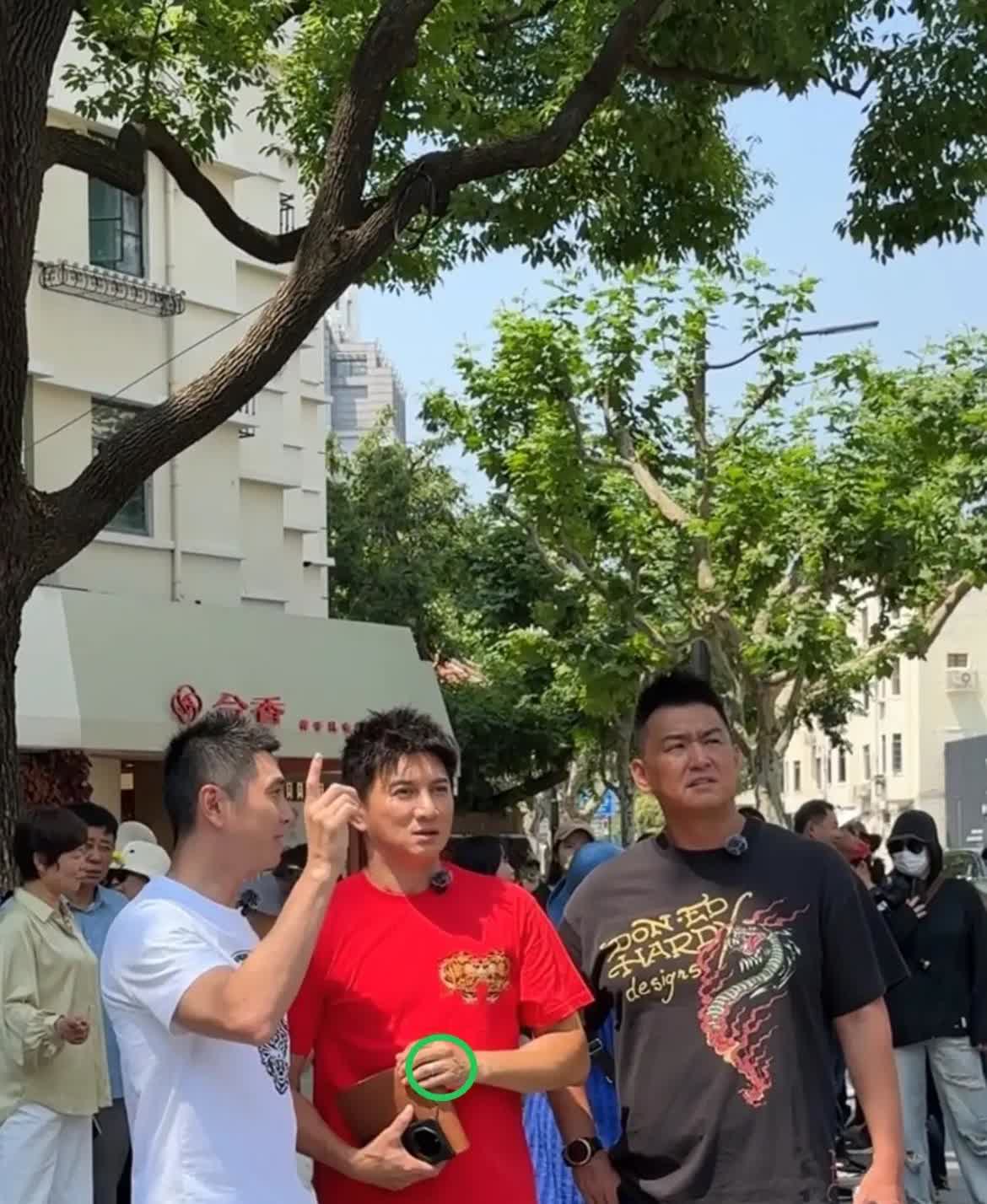 老爸出门买菜

他告诉我碰到了明星

老爸说如果不是我亲眼所见，吴奇隆根
