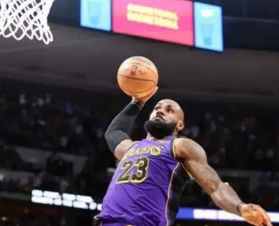 据外媒报道，土豪国家沙特联赛向NBA现役第一人詹姆斯发出招募，提供两年3亿美金的