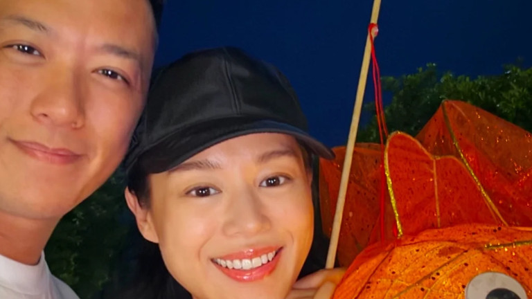 胡杏儿晒全家福庆节日，夫妻俩合照好甜蜜，三个儿子长高不少！