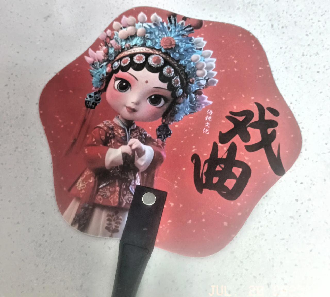 昨晚出去散步，发现新乡演艺团有小孩子在唱戏，舞台下还有不少观众在围观！现在小孩学