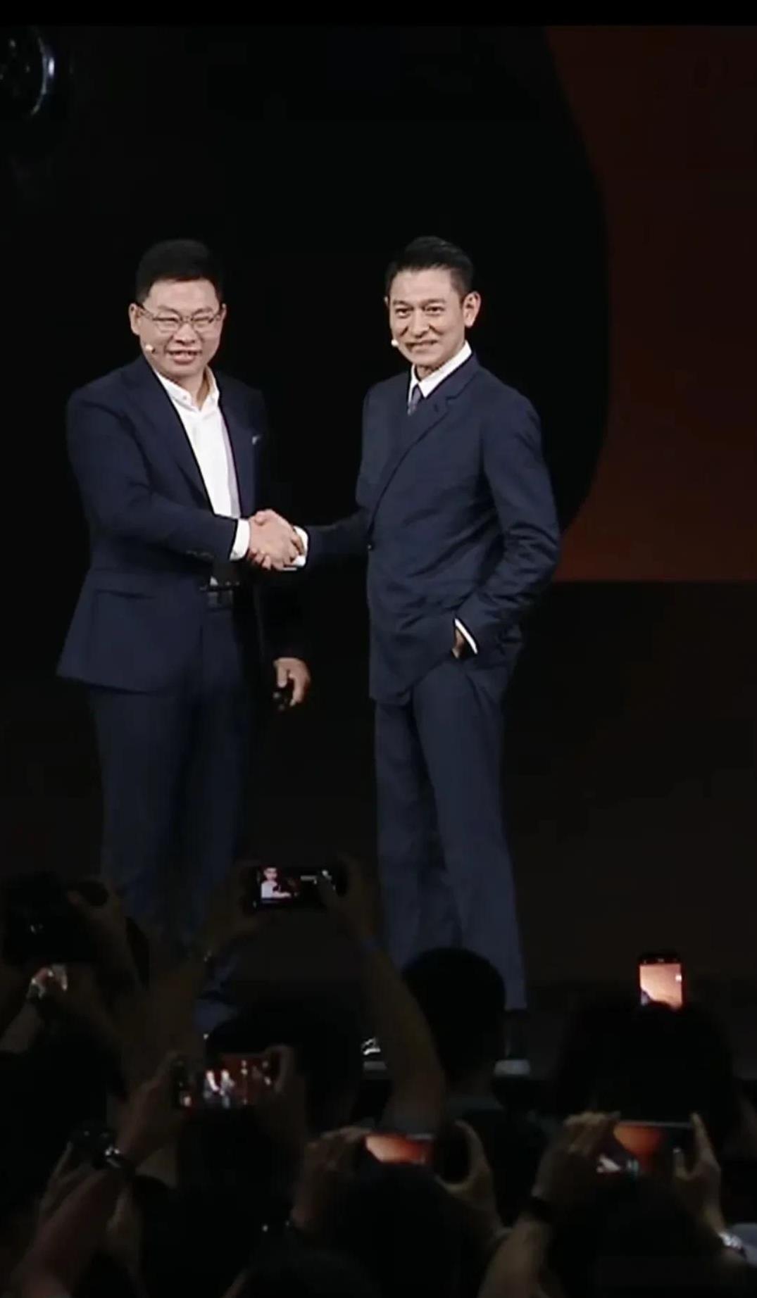 刘德华现身华为手机新品发布会，这状态令人慕了！
原来余承东不仅是见到神仙姐姐会紧