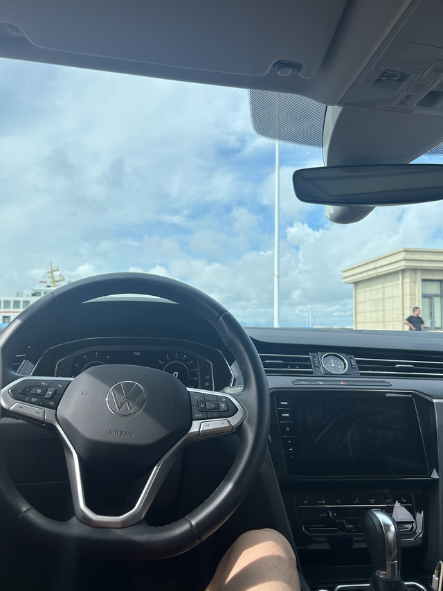 20款380豪华提车一年了说一下使用感
当时落地23.3
先说优点
1.380动