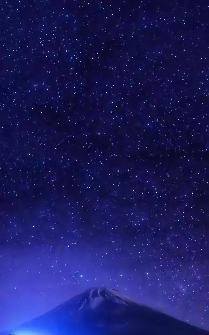 心神是人的气血，气血足的人，头发光亮，脑子清晰，情绪平和。所以不要思虑太多，任何