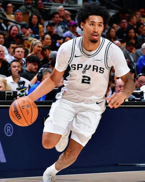 哈珀每场球都能展示出一些新技能
今天有一个体前半转身很漂亮，有点当年麦迪科比的影