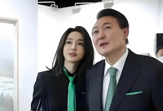 尹锡悦回去后跟夫人金建希共进晚餐，表示在拘留所学到很多。一些人认为尹锡悦回到总统
