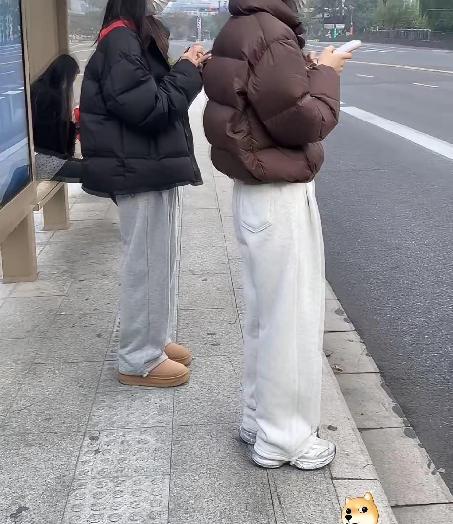 现在怎么突然流行起来这种宽松的裤子了？尤其是女孩子特别喜欢穿这种衣服！你们觉得好