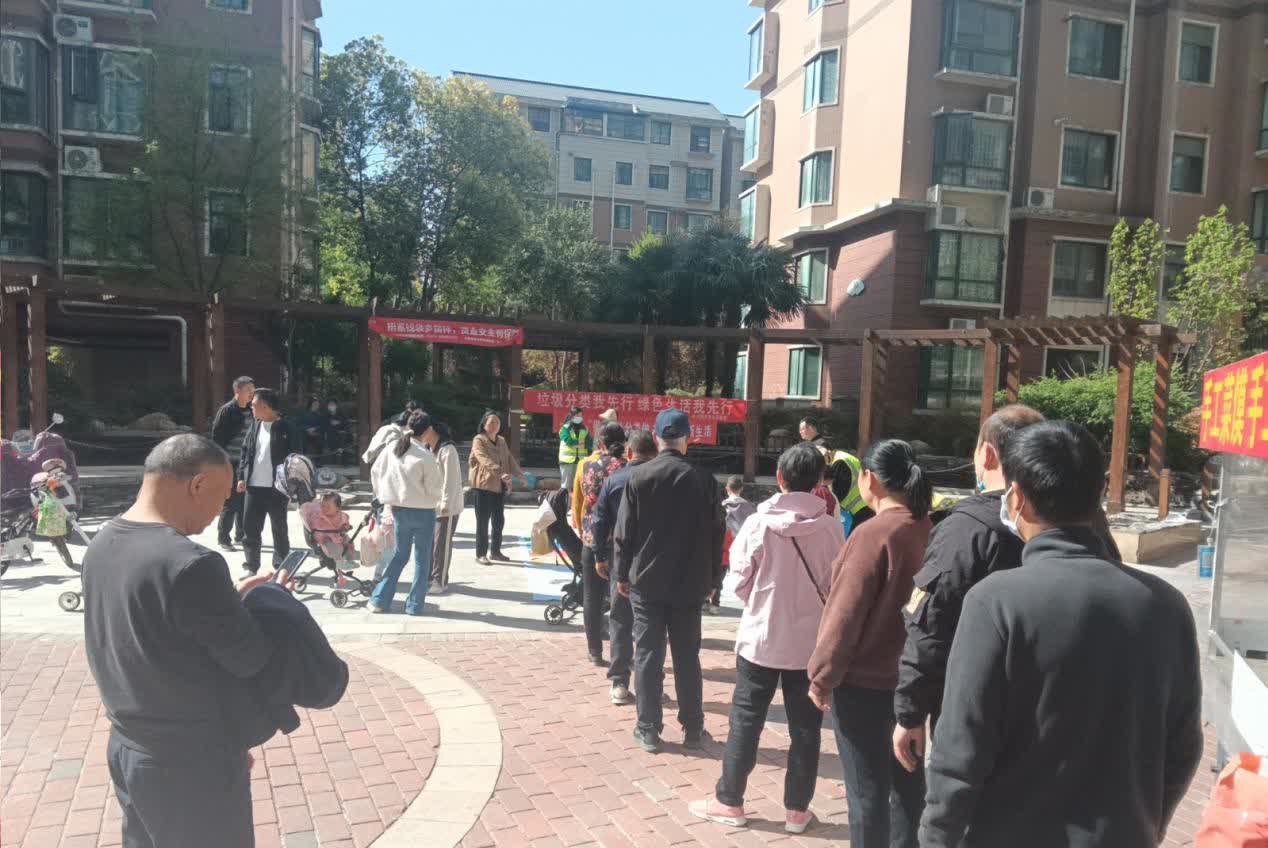 践行文明行为 争做分类达人
大象新闻记者 夏萍
4月5日，在郑州市惠济区城市
