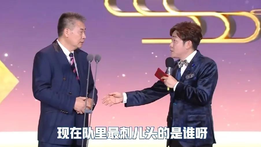 莎莎你快来，
你的好朋友李爷爷在蛐蛐你呢，
他在说你“坏话”，
说你是队里的刺头