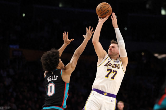 1月5日，NBA常规赛，湖人主场对阵灰熊。本场比赛里夫斯继续缺阵，詹姆斯和东契奇