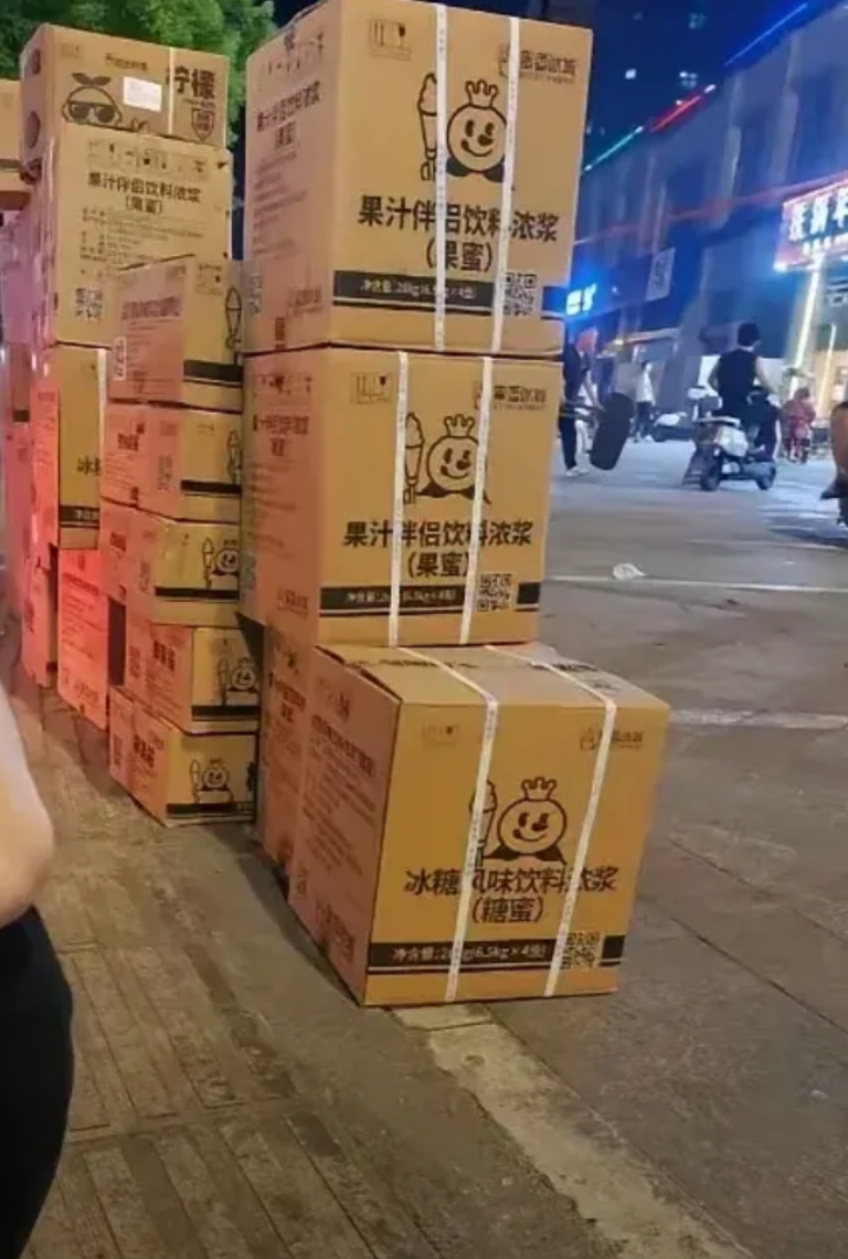 蜜雪冰城已经不躲着点了，毕竟价钱在那呢，是不是？