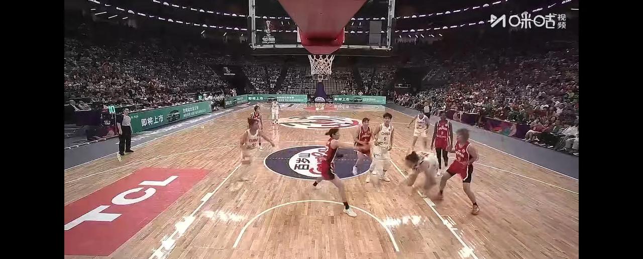 高田真希为老不尊篮下绊倒韩旭，裁判不给违体不可思议，她自己都懵逼
韩旭抢篮板杀内