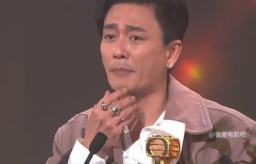 45岁黄宗泽哭花了脸，10年陪跑，轮也轮到他了。TVB视帝黄宗泽终于拿下了，这十