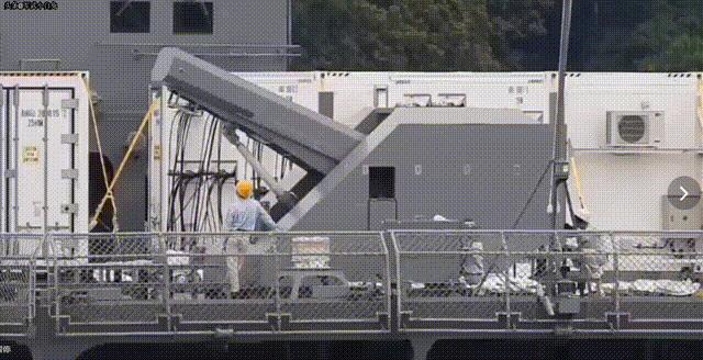 海自“飞鸟”号试验舰上的电磁轨道炮进行炮管俯仰测试。该电磁轨道炮口径40毫米，炮