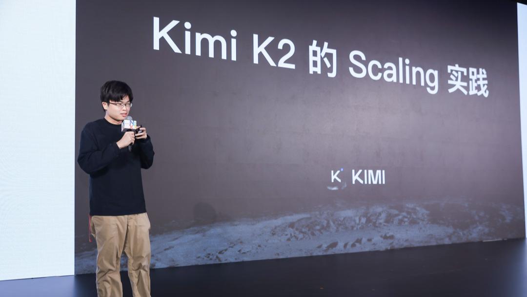 2025AI启示录｜周活仅为豆包的1/34，手握百亿现金的杨植麟究竟豪赌什么？