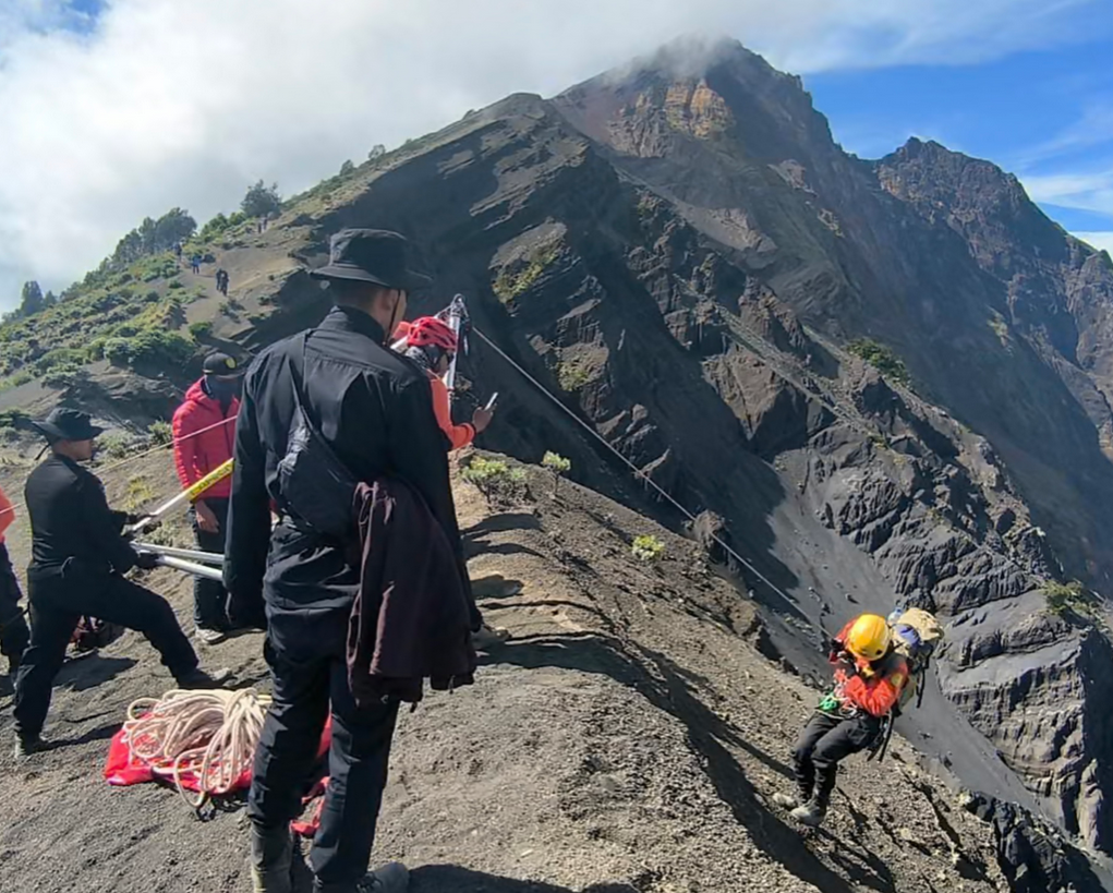 掉入印尼第二大火山的女孩终于还是被确认死亡了。她应该是沿着很受游客欢迎的火山小路