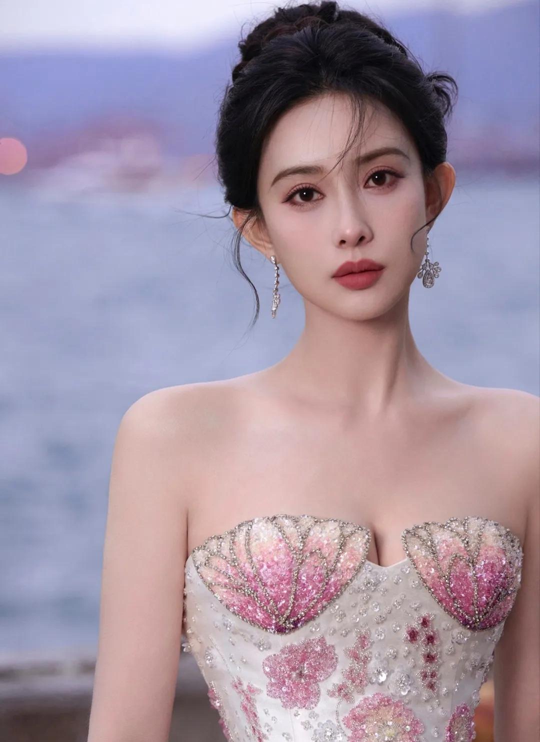 我敢说，
孟子义就是不拍电视剧也不会饿死的。
不是她家境好，也不是存款多，是她只