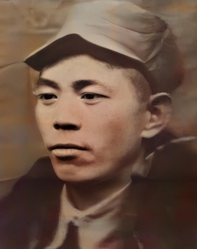 一天晚上，八路军团长身上瘙痒难耐，他把衣服脱下，警卫员接过来后，生了一堆火，准备