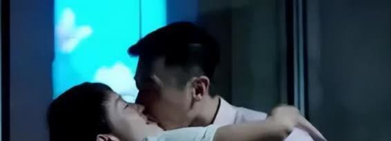 一次节目，主持人问马伊利:“你和朱亚文那么多场吻戏，又在哺乳期，会不会很尴尬。“