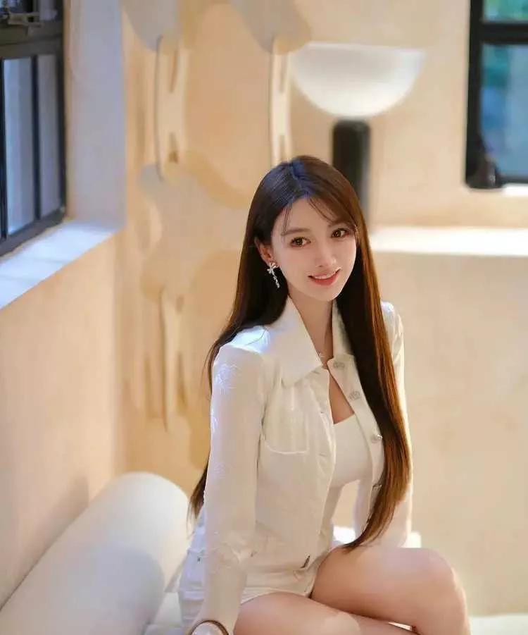 叶珂与名媛培训班的关联争议
网红叶珂因与黄晓明的恋情曝光而受到广泛关注，她的身上
