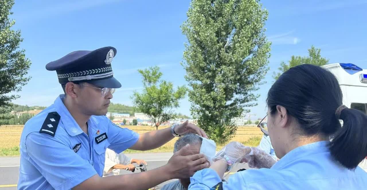 【暖心！老人路边摔倒 民警助其化险为夷[心]】在您身边     6月21日上午，