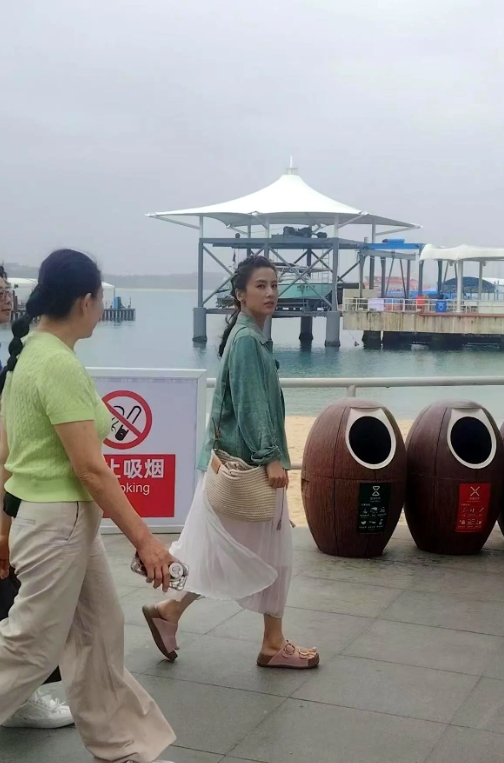 闺蜜三亚偶遇黄圣依！  
 

真人温柔到炸，说话轻声细语还飘着体香，主动招呼合
