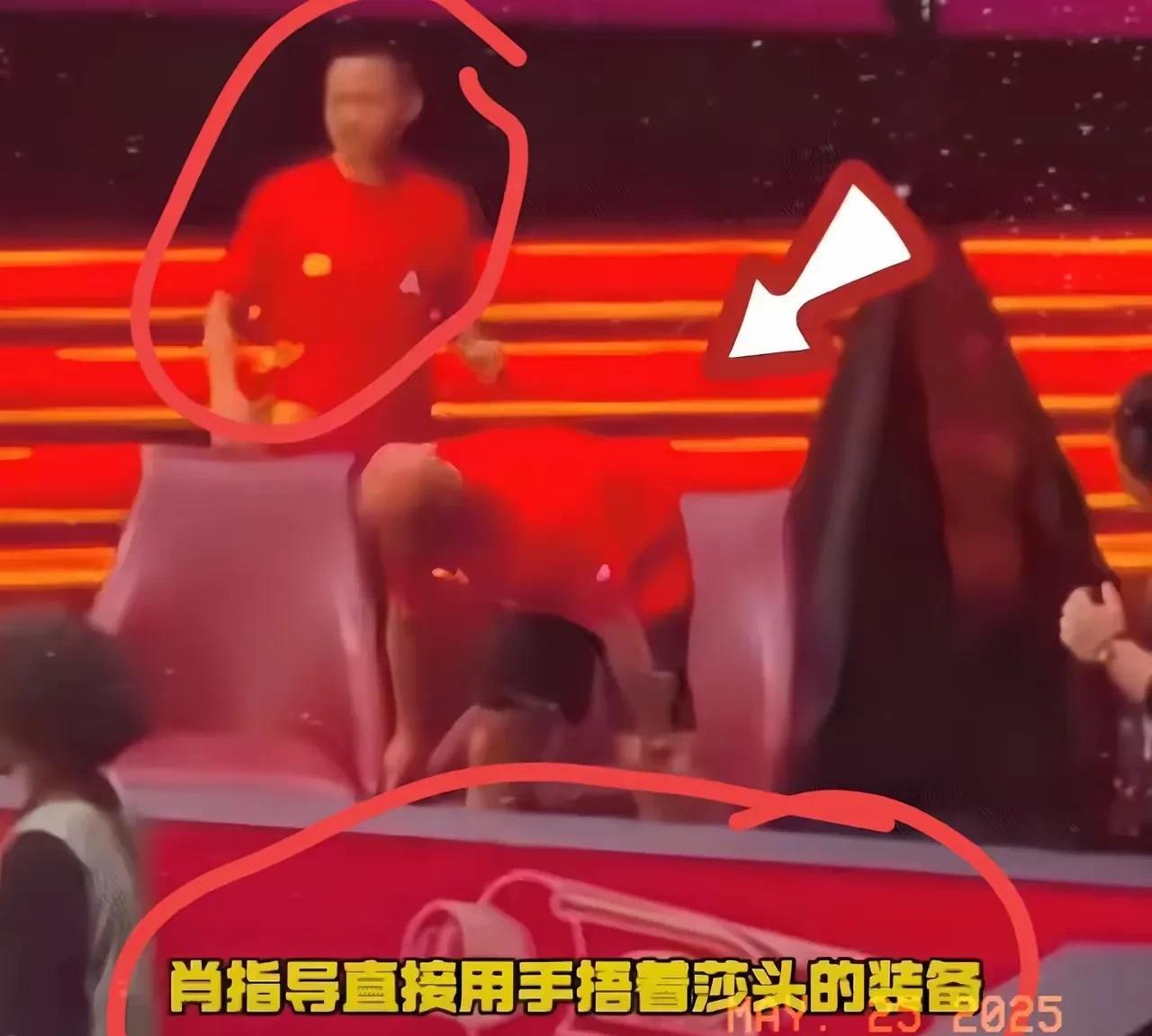 这是世乒赛上最搞笑，但最心酸的一幕！
混双夺冠庆祝时刻，肖战没有忙着去庆祝，而是