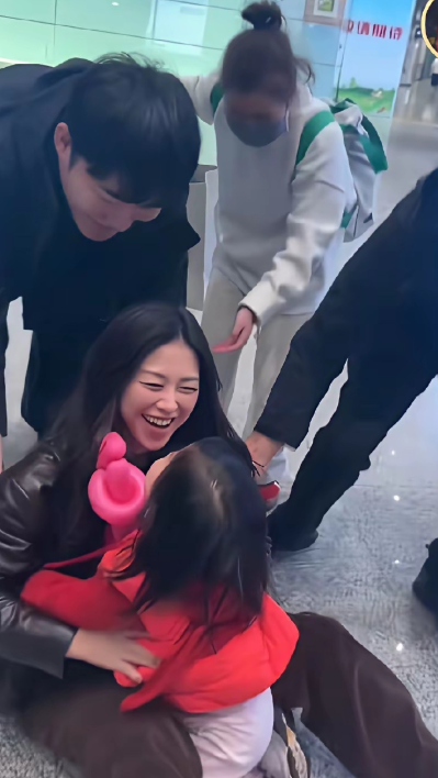 虽然被扑倒了
但朱珠脸上却漾满了幸福
笑容怎么都藏不住——
因为扑过来的是
她日