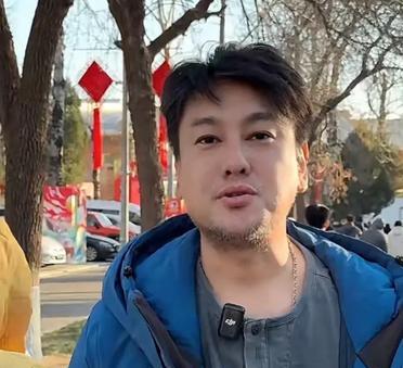 周渝民断崖式衰老，眼袋明显，嘴唇变薄了，面部下垂。

当年觉得f4周渝民最帅，长