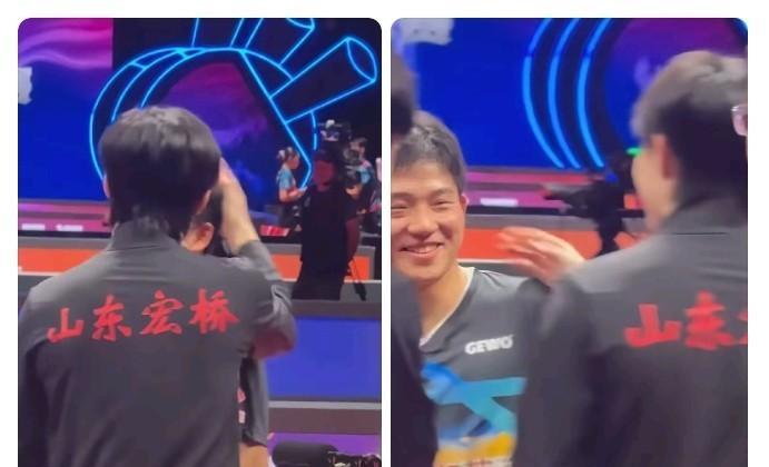 王楚钦手欠又开始了，他是谁都能摸几下掐几下！！！！
比赛结束，排队，握手，摸摸头