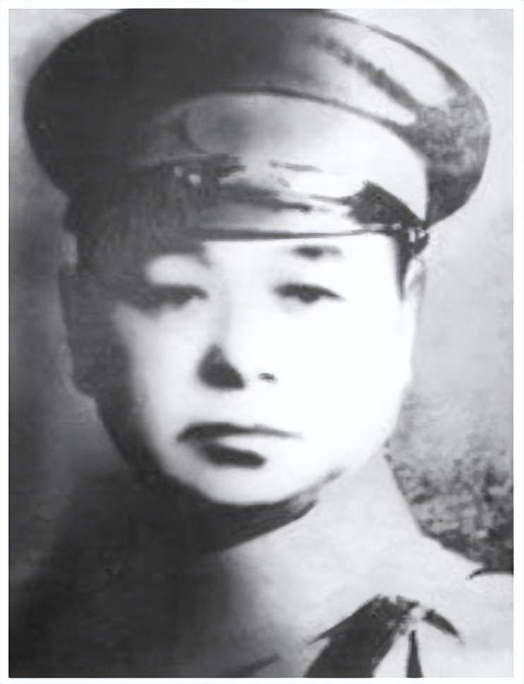1935年，川军师长范绍增无意间发现小妾与副官有私情。没想到这个“哈儿”师长并没
