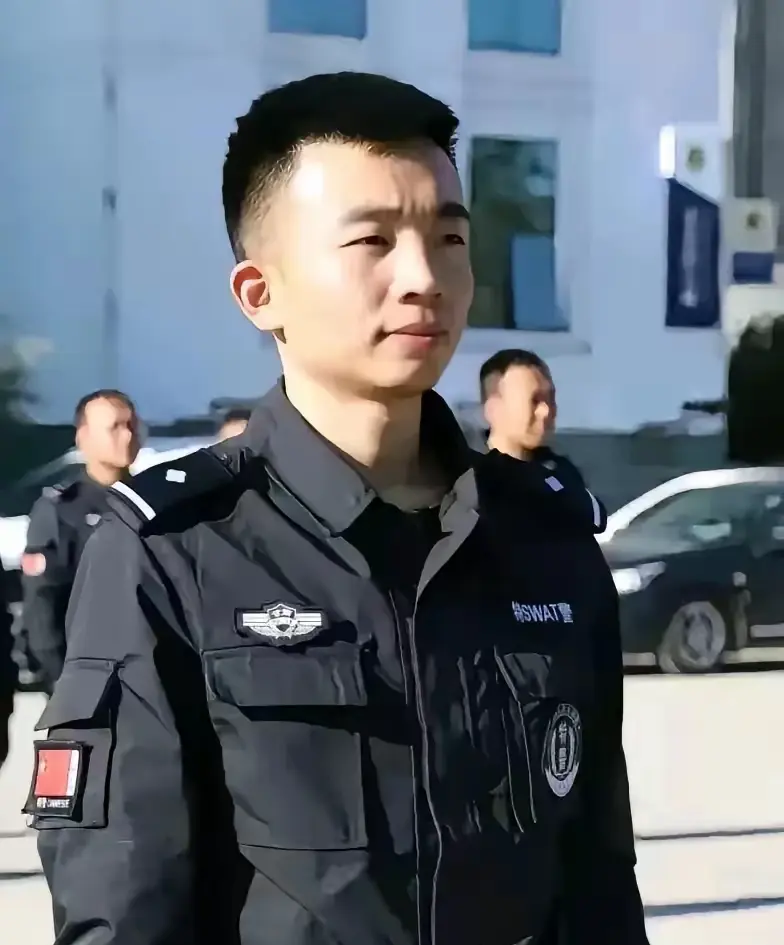 从这位帅气的小伙肩章来看，在单位是什么级别领导