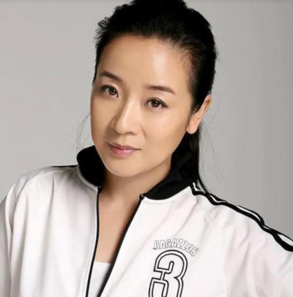 2009 年，41 岁的陈小艺被拍到和 32 岁的徐昂在车里亲嘴。她丈夫赶忙出来