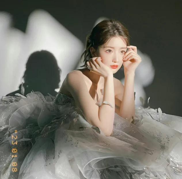 从垃圾桶到红毯，毛晓彤的人生剧本比电视剧还疯！
从《甄嬛传》惊鸿一瞥的瑛贵人，到