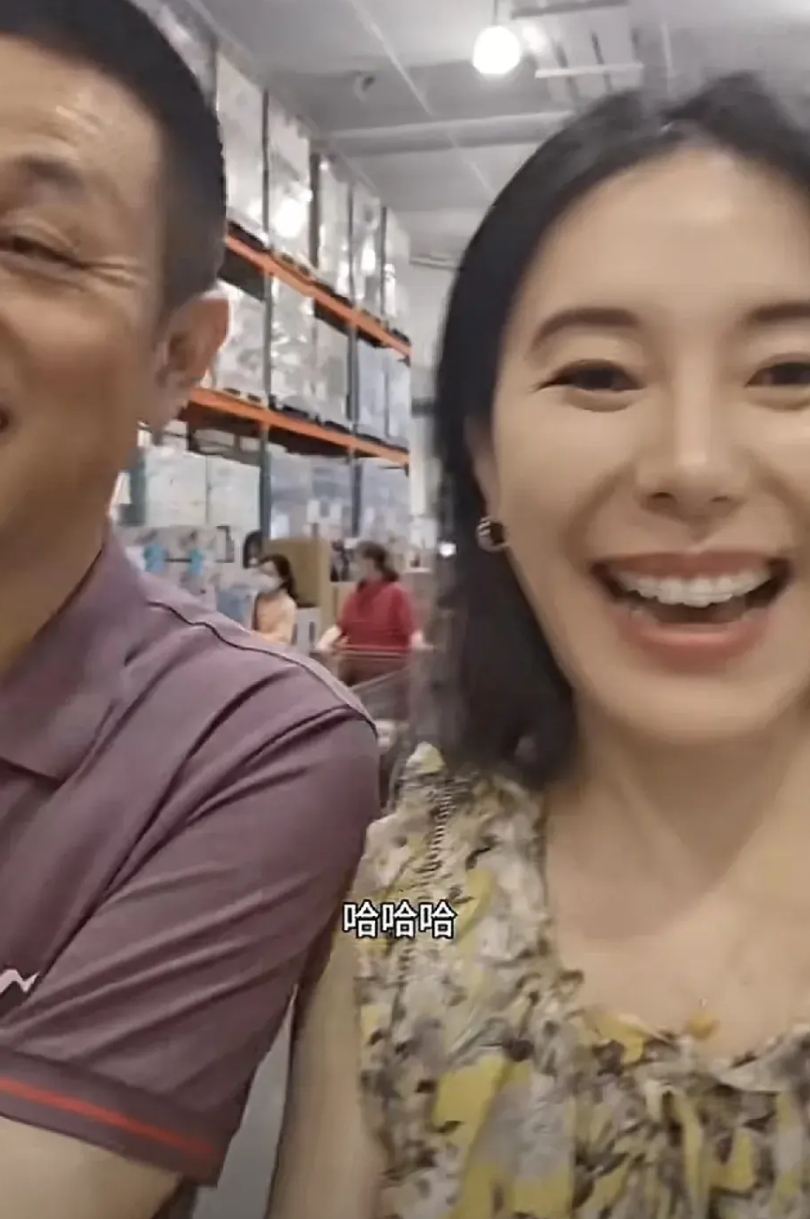 蔚来汽车CEO李斌，携带老婆周末出来购物，真是又晒了一波恩爱夫妻。

李斌，作为