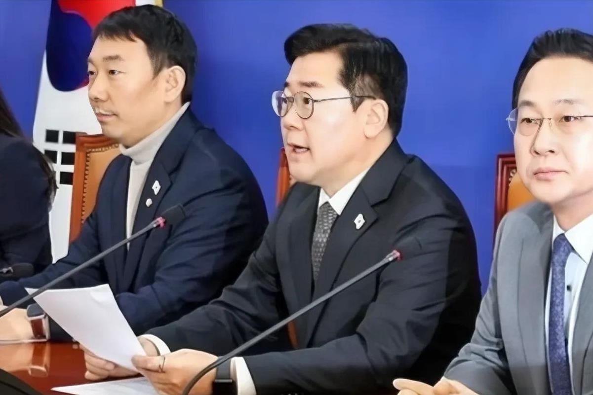 在野党彻底坐不住了！
就在昨天，3月20日，眼看着尹锡悦弹劾案宣判的日子一天天逼