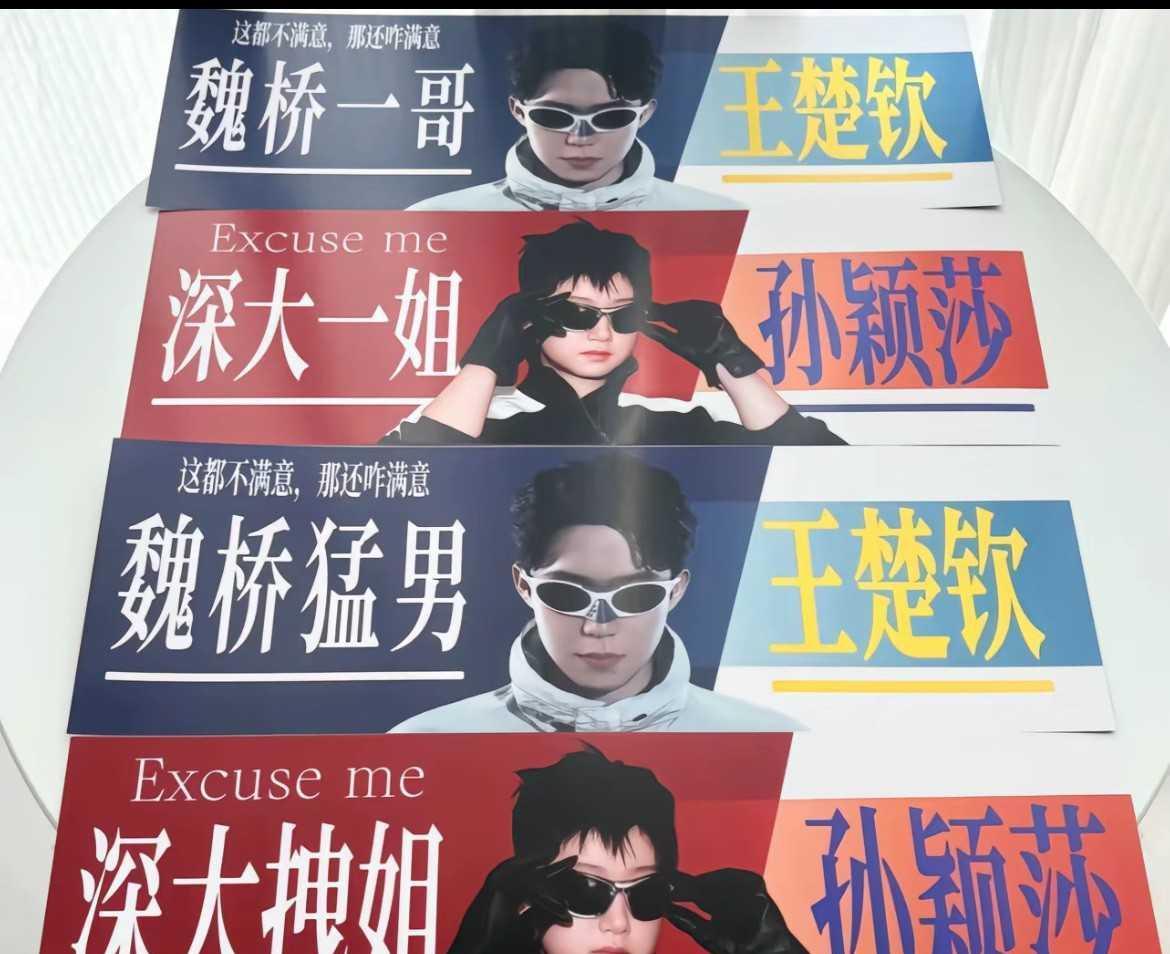 簪花猫猫秒空！
谁还没抢到？！后台问爆的乒超小萌物，它长这样——
巴掌大通体雪白