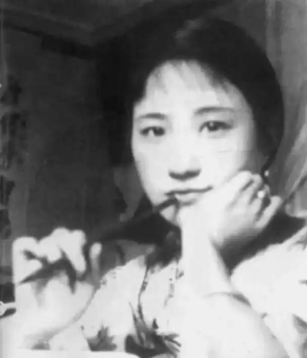 1965年，陆小曼去世。翁香光前来料理后事，见四下无人，她解开陆小曼的衣扣，讥讽