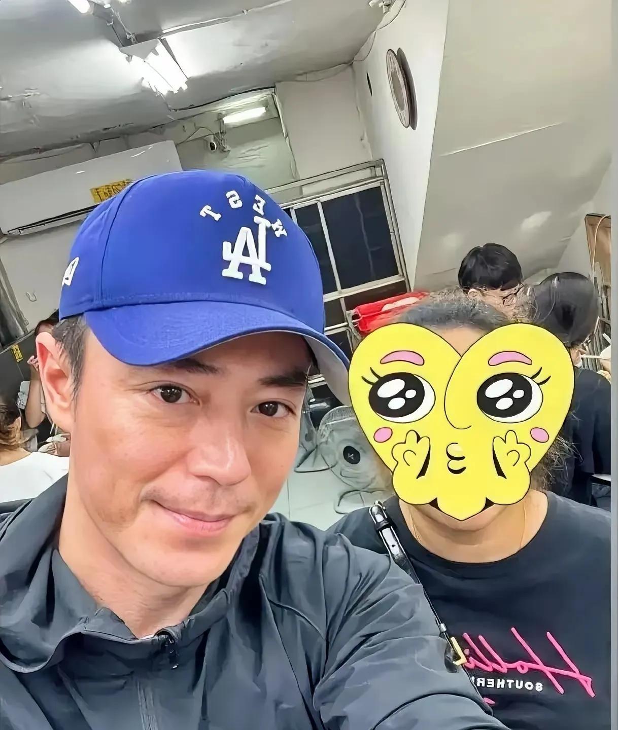 虽人就会老
明星也是一样
霍建华帅了一辈子
现在脸上也有了沧桑的感觉
不过依然很