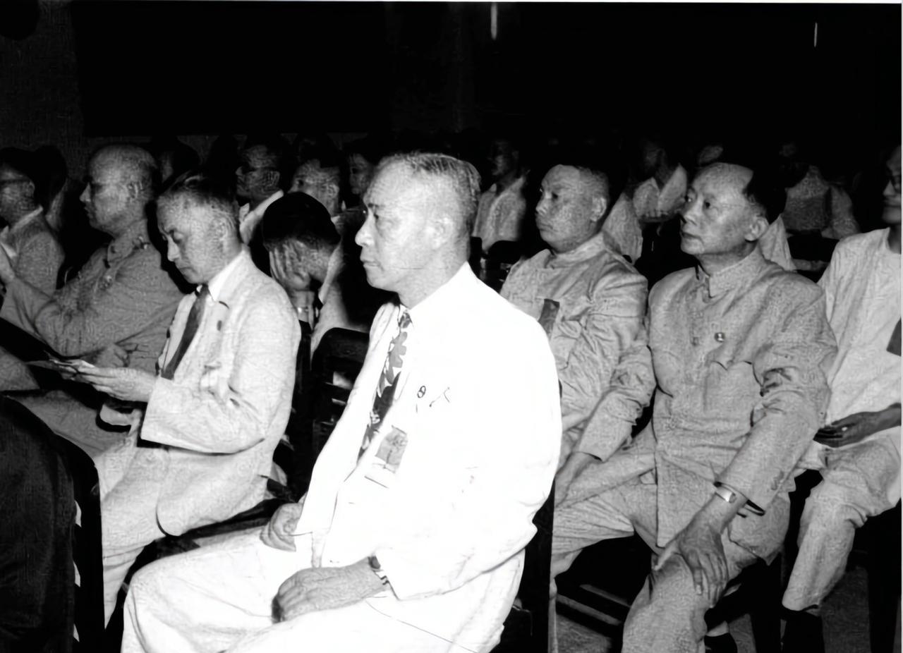 民国36年9月5日，三民主义青年团全体中央干事会议闭幕，蒋经国（第二排右二）、贺