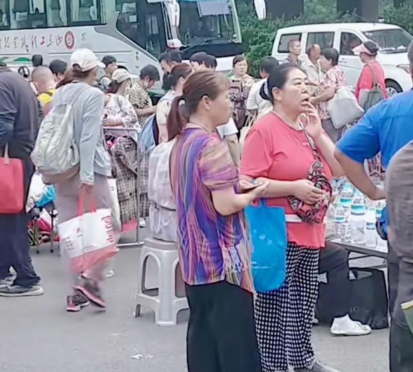 8月4日的济南劳务市场，清晨五点多的光景，这里已是人声鼎沸。找活干的农民工兄弟姐