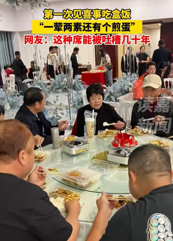 湖北一名男子在酒店办婚礼，他们竟然用盒饭招待宾客，而且盒饭仅为12元标准，里面只