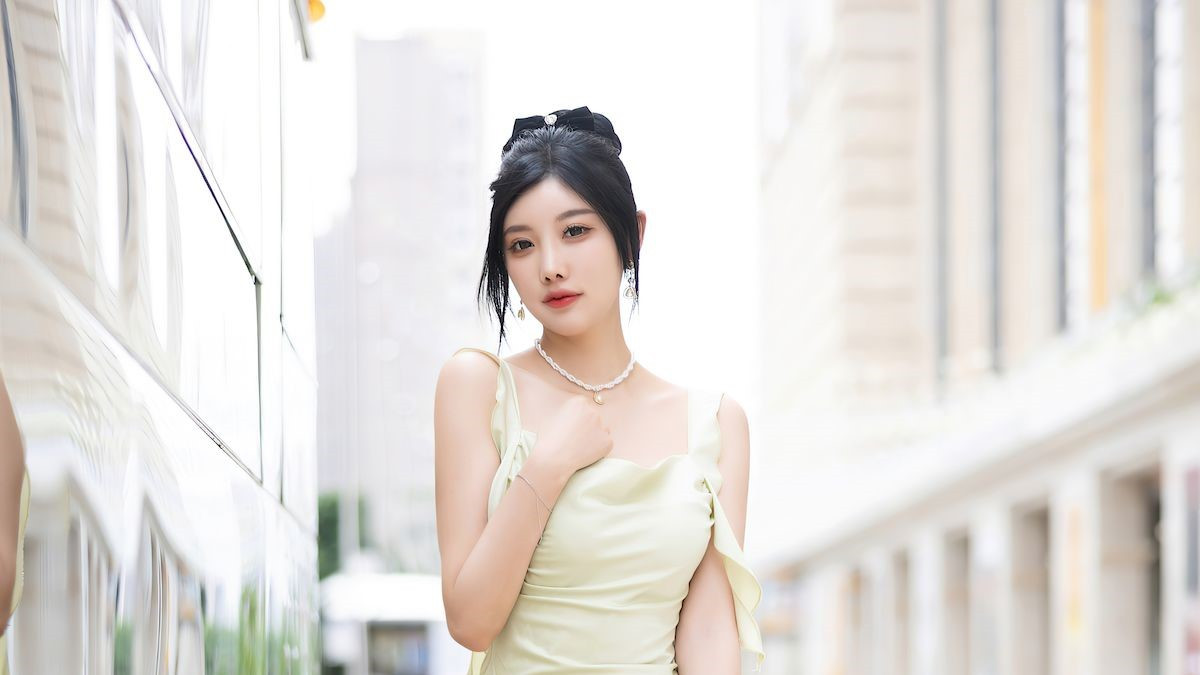 杨晨晨：淡黄色的丝绸材质连衣裙，给人一种夏日清晨的清新感，在阳光的照射下显得格外耀眼，显得更加高贵与典雅