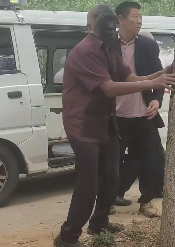 太可怜了！河南一百岁老人过大寿放爆竹庆祝，而一位靠捡废品为生的7旬老人，捡拾烟花