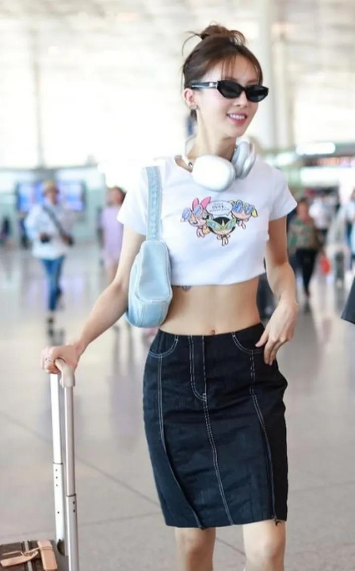 她如果不是胸太小了，倒是可以取代范冰冰，可以和迪丽热巴一较高下。这衣服就是小学生