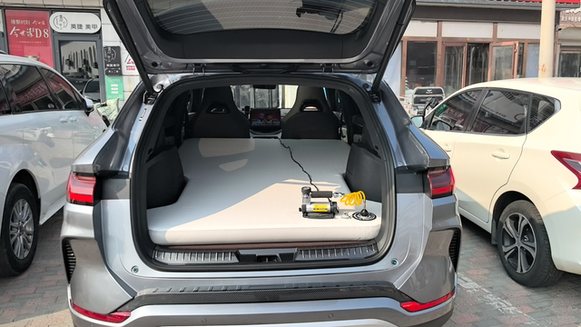 空间很不错
驾乘感也好后排放倒秒变大床配上定做的拉丝床垫，实测油耗3.5升左右，