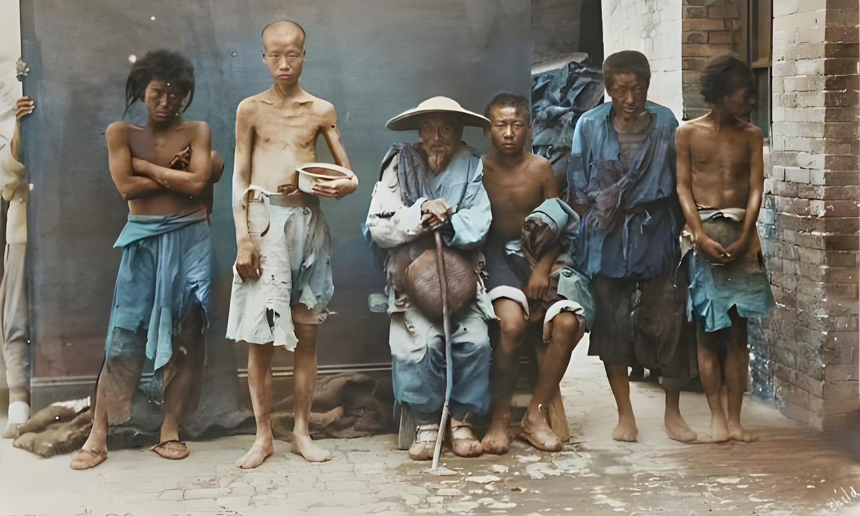 1877-1878 年 “丁戊奇荒” 期间，北京外城街头留下一张灾民照片：数名来