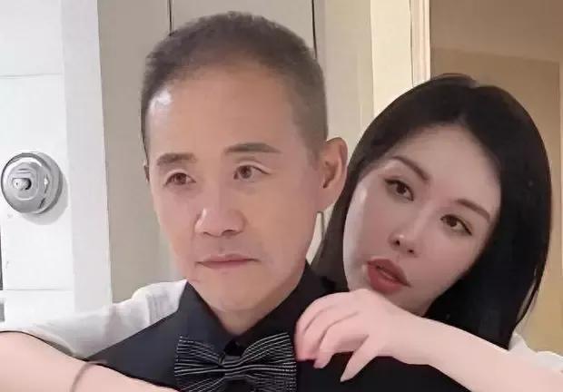 恩爱了10年，74岁王石开始衰老萎缩，小30岁妻子田朴珺正绚烂如花。#王石# #