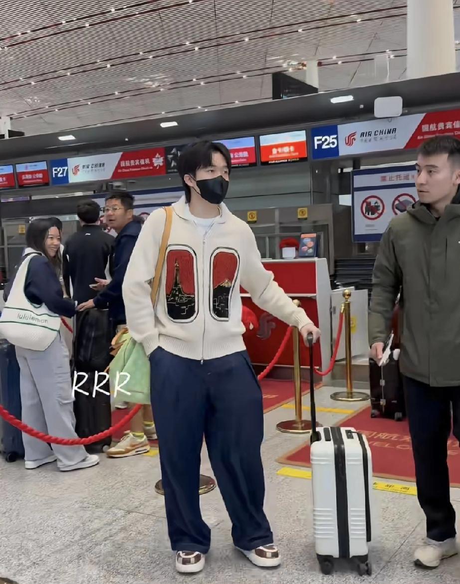 国乒出发了印度了
头哥今天的穿搭很养眼，KENZO白色外套，LV浅绿色背包，青春