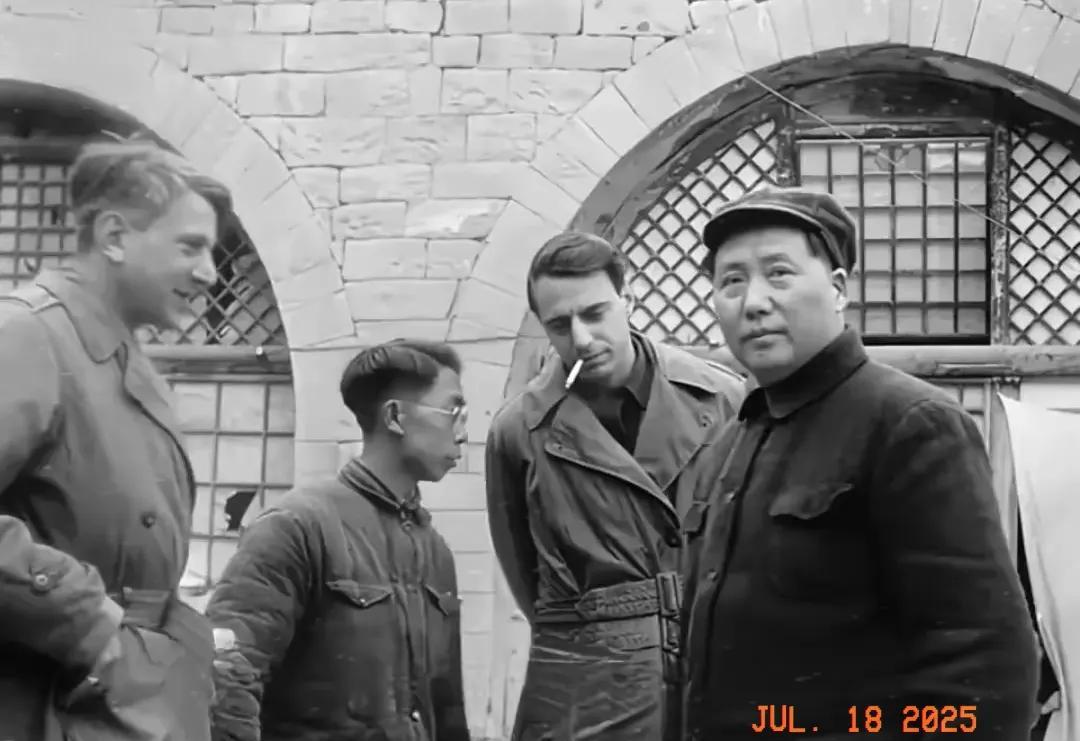 珍贵的黑白照片。
1937年，延安。这是一张毛主席与外国友人在一起亲切交谈时，留