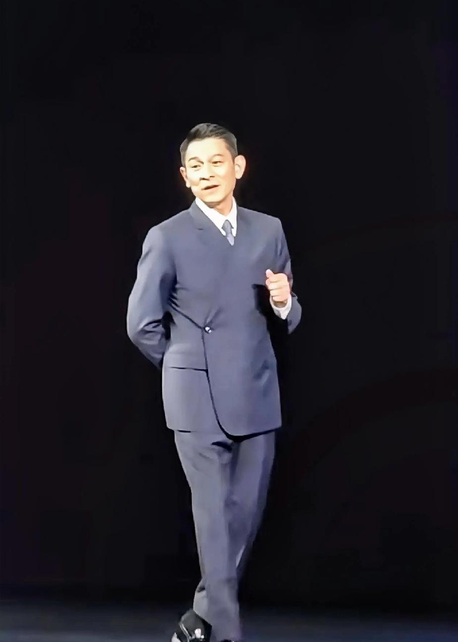刘德华一身错位西装亮相华为发布会，
居然没有翻车？
以前苏有朋也这么穿过，
可是